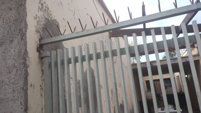 Conflicto por venta y usurpación de muro propio, cuando los planos, el tiempo y la inacción profundizan la disputa vecinal