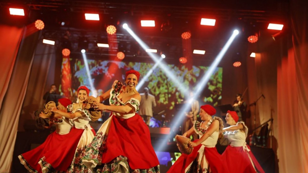 El Teatro Roma se vistió de patria en una emotiva Velada de Gala por el 25 de Mayo